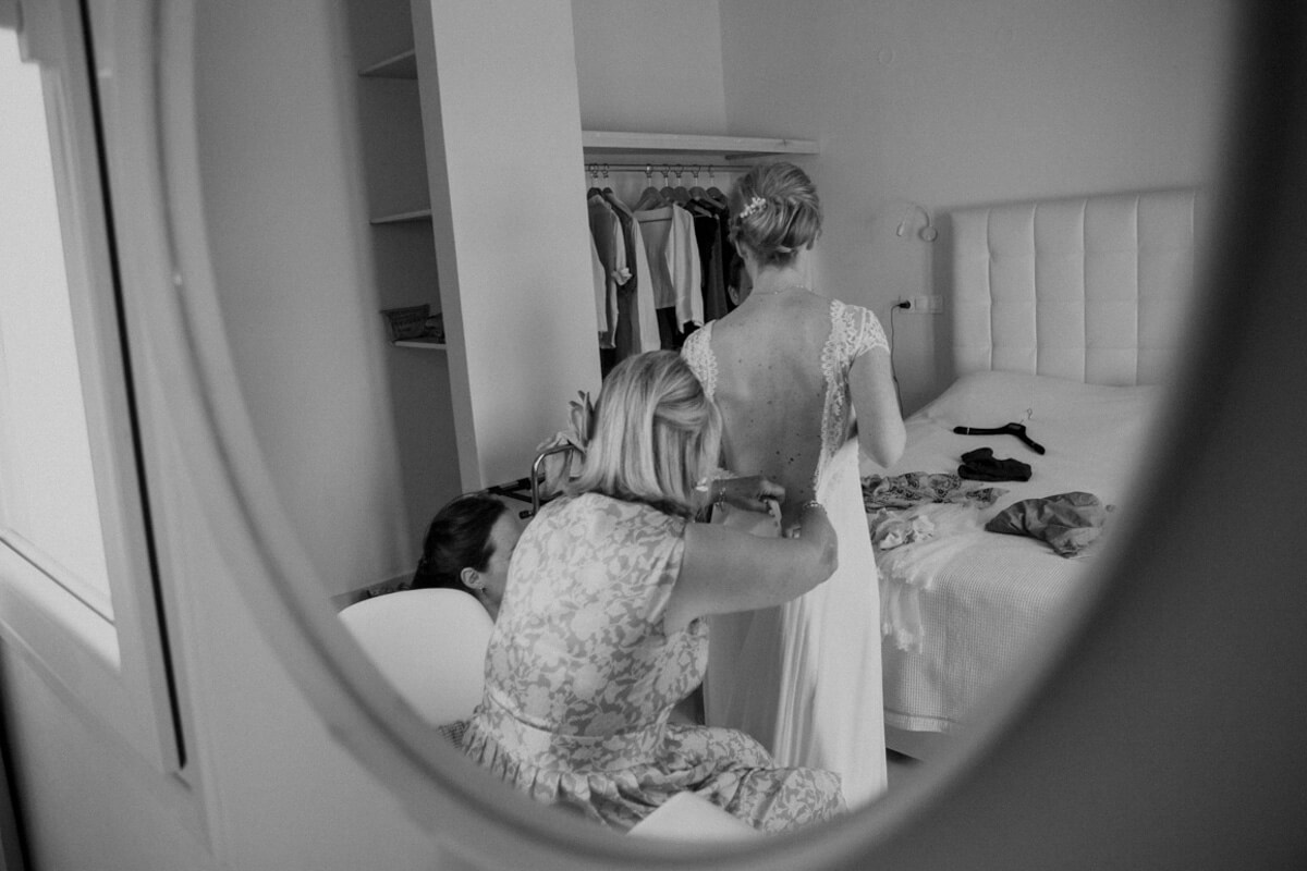 Syros wedding bride getting ready portait in black and white